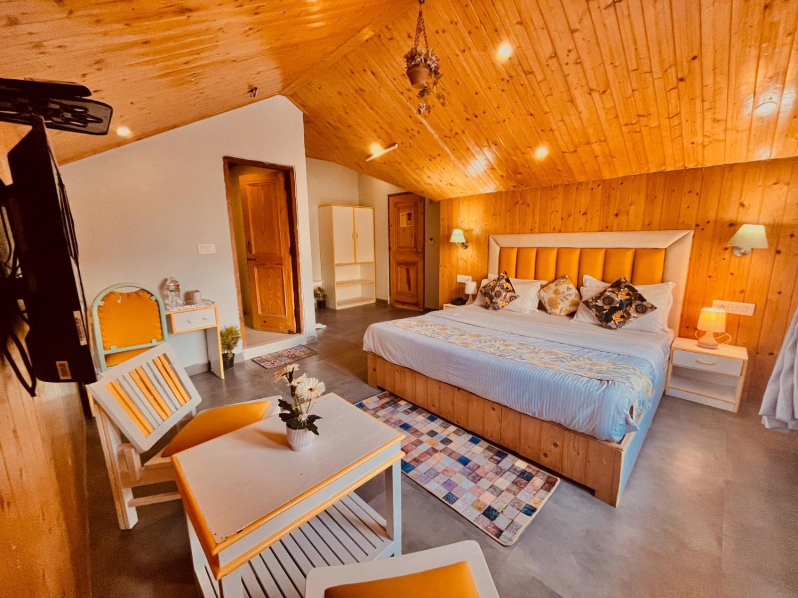 Hadimba Hill View By Hadimba Palace, Manali - Premium Room ! Family Hotel ! Parking ! Near Hadimba Temple Esterno foto