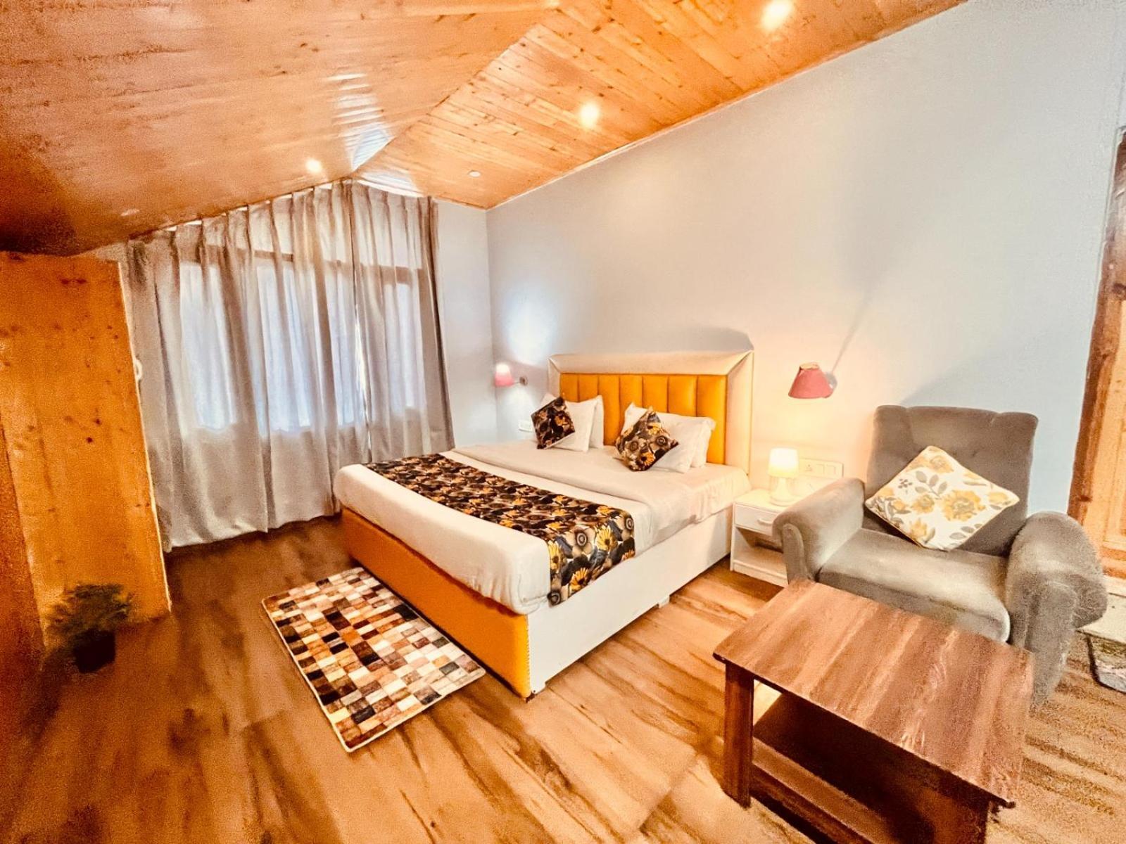 Hadimba Hill View By Hadimba Palace, Manali - Premium Room ! Family Hotel ! Parking ! Near Hadimba Temple Esterno foto